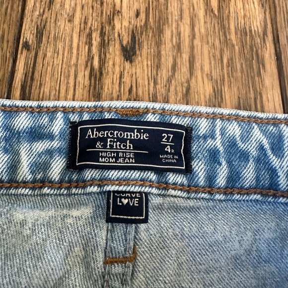 Abercrombie&Fitch High Rise Mom Jean. Size 4/27 - Picture 3 of 3